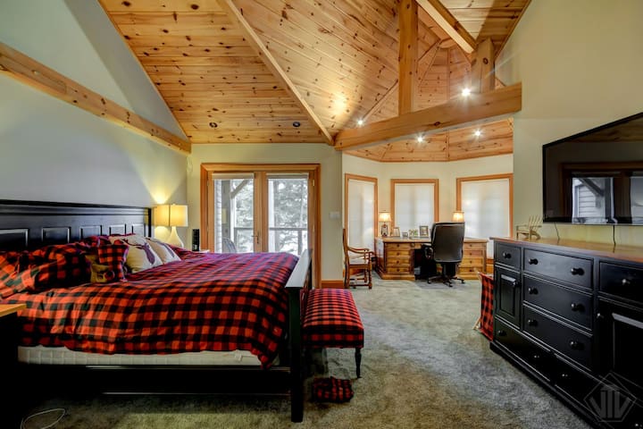 Მთავარი საძინებელი დიდი საწოლით. 