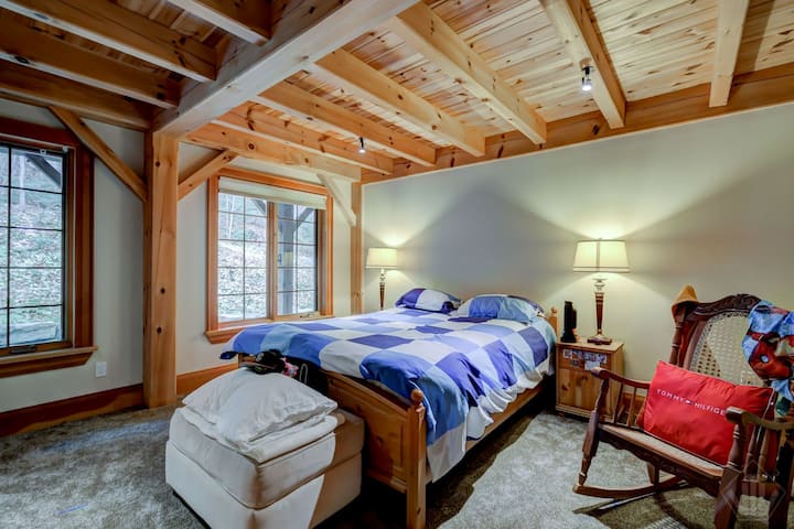 Ამ საძინებელში არის დედოფლის ზომის საწოლი და ხედი. 