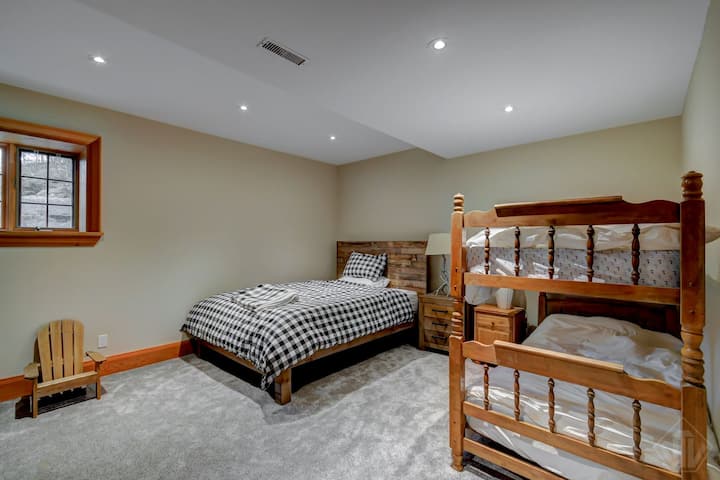  1 ერთადგილიანი საწოლი + ერთადგილიანი/ერთადგილიანი ორსართულიანი საწოლი, ზედა დონე 
