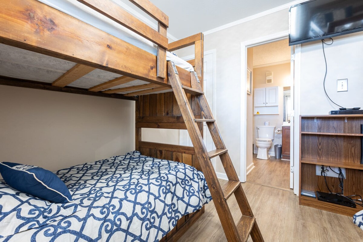 2 ორადგილიანი ორსართულიანი საწოლი სრული კომპლექტით