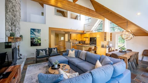 Ski In/Out | Luxury 5BR | Private Hot Tub | Garage