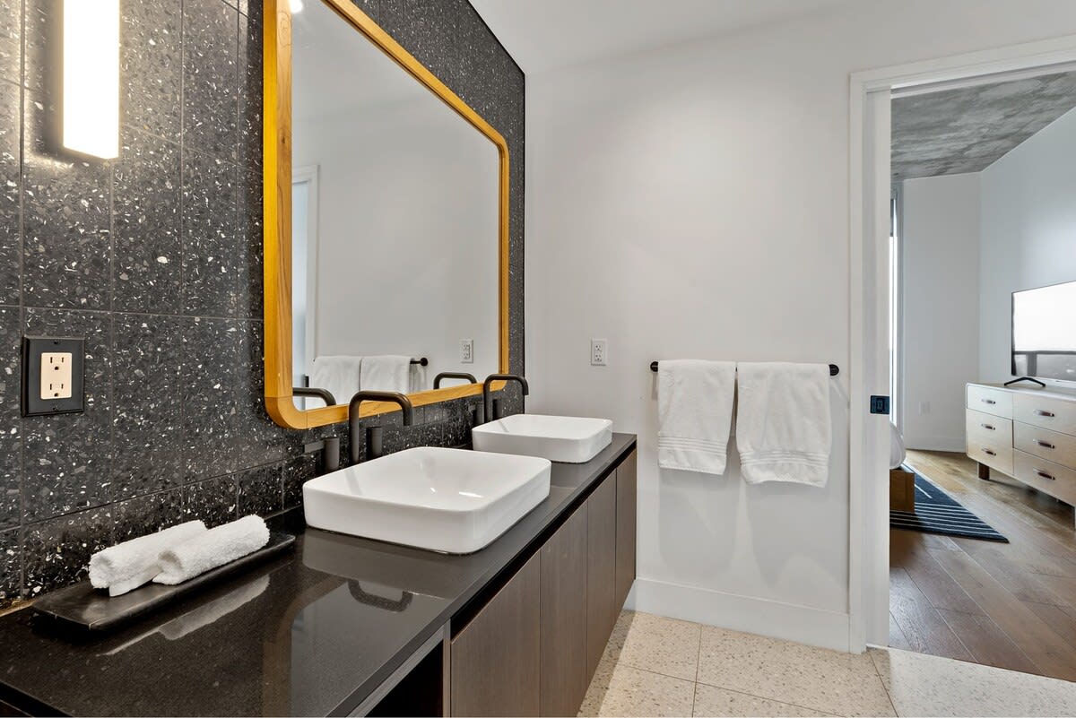 20th FL 1BR | Heated Pool | Gym | Bar