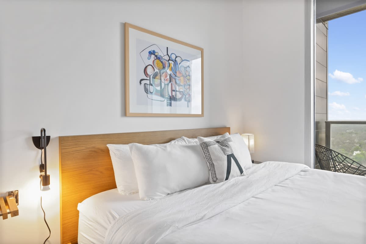 20th FL 1BR | Heated Pool | Gym | Bar