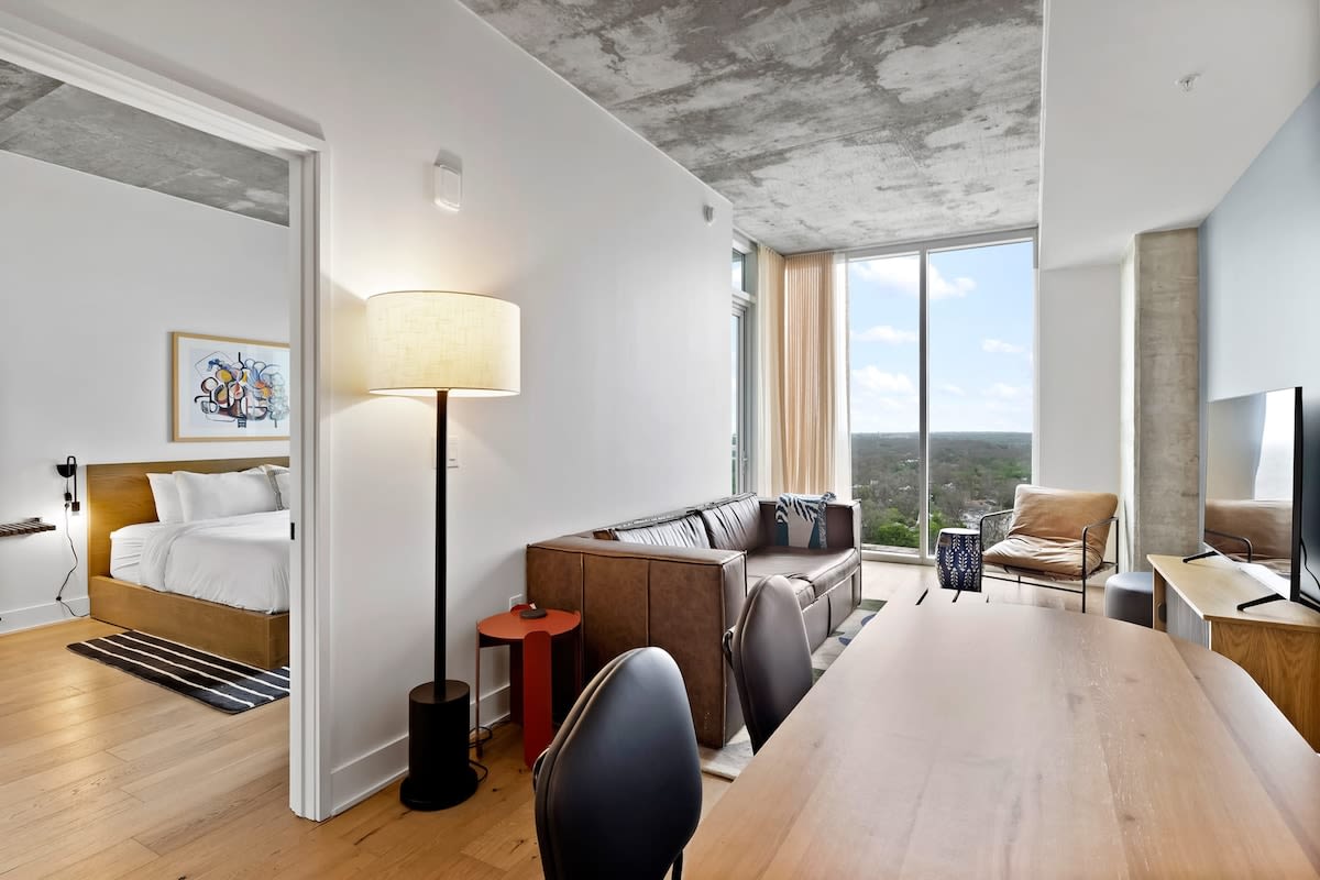 20th FL 1BR | Heated Pool | Gym | Bar