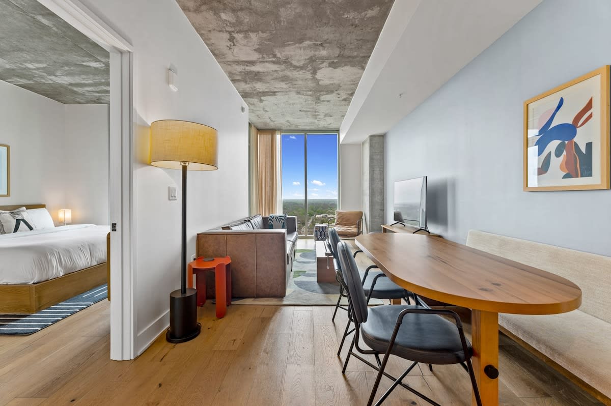 20th FL 1BR | Heated Pool | Gym | Bar
