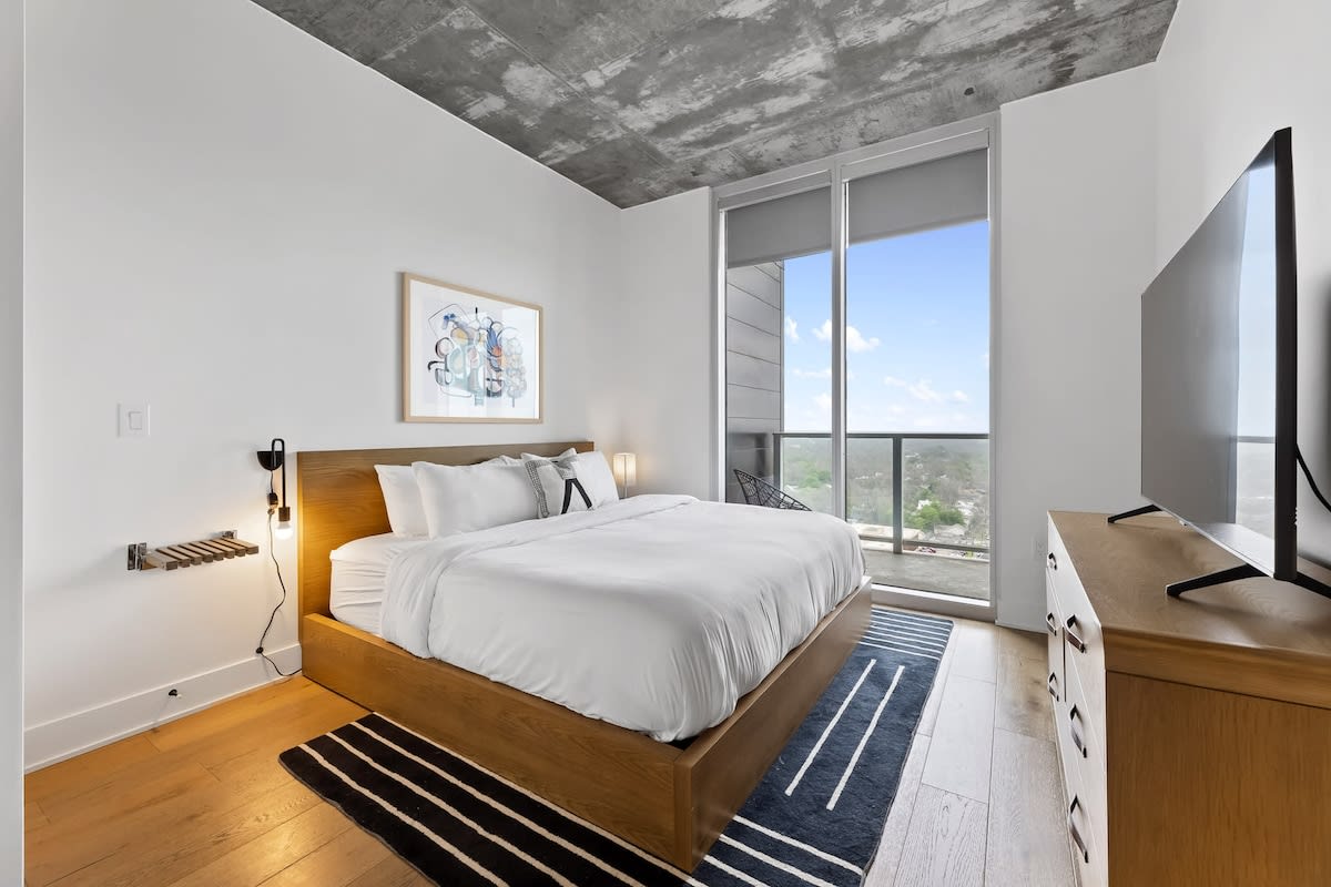 20th FL 1BR | Heated Pool | Gym | Bar