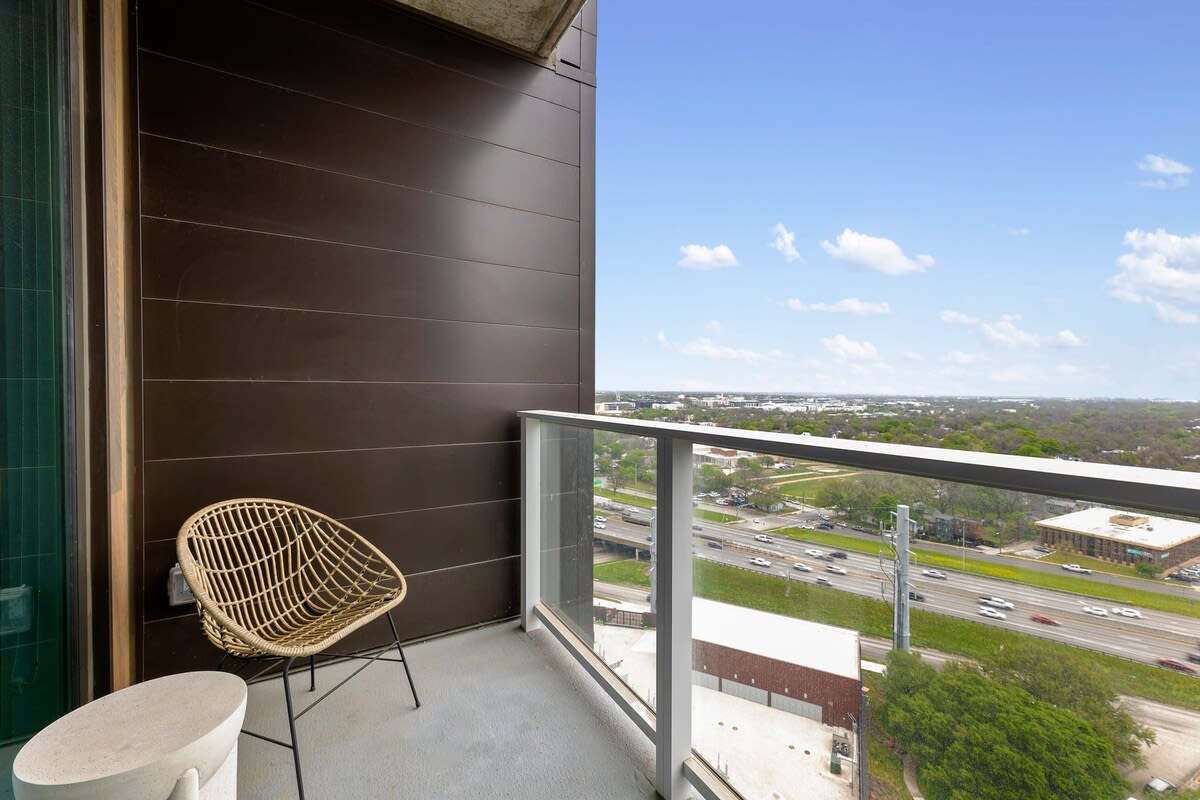 20th FL 1BR | Heated Pool | Gym | Bar