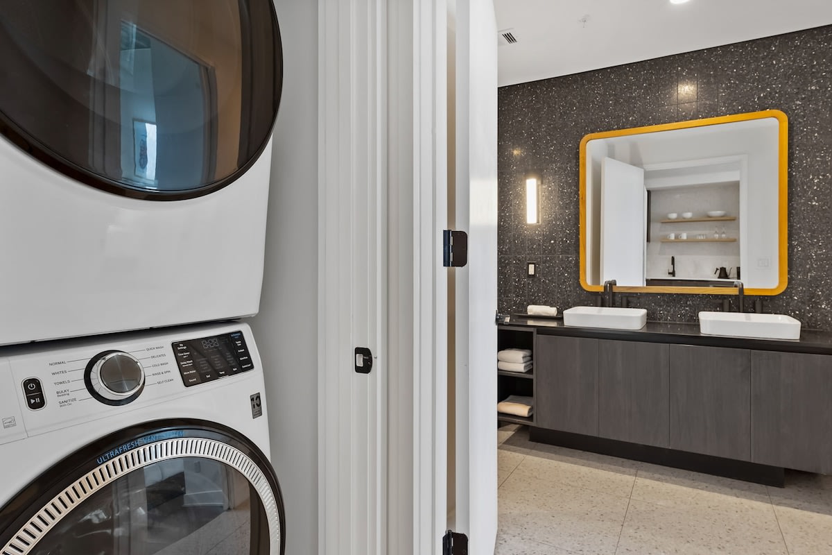20th FL 1BR | Heated Pool | Gym | Bar