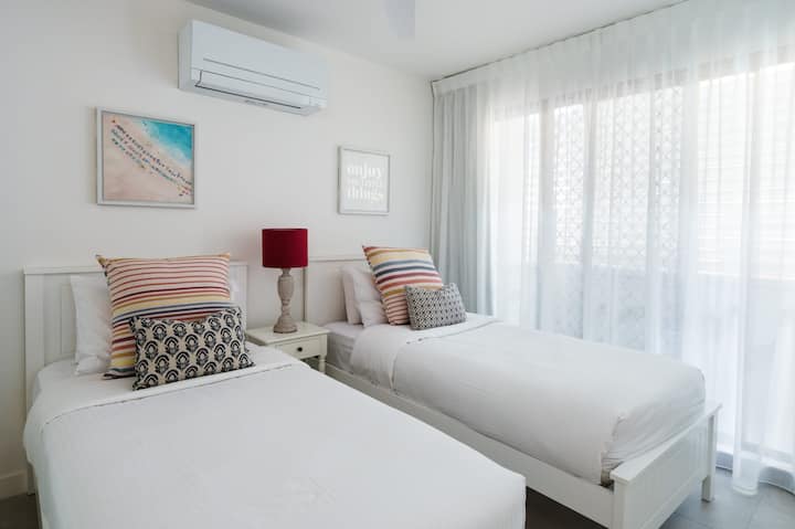 Dhoma e gjumit 4 është e kompletuar me dy teke dhe kondicioner elektrik.