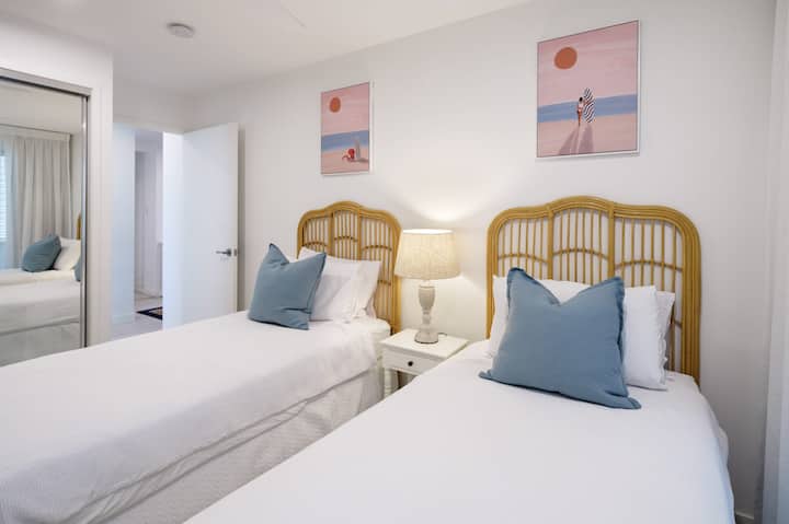 Dhoma e gjumit 2 ka 2 krevate tek