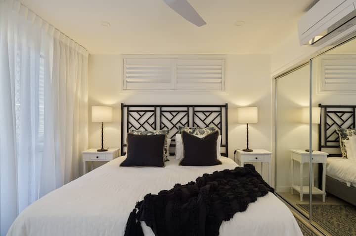 Dhomë gjumi kryesore moderne dhe me stil të bukur.