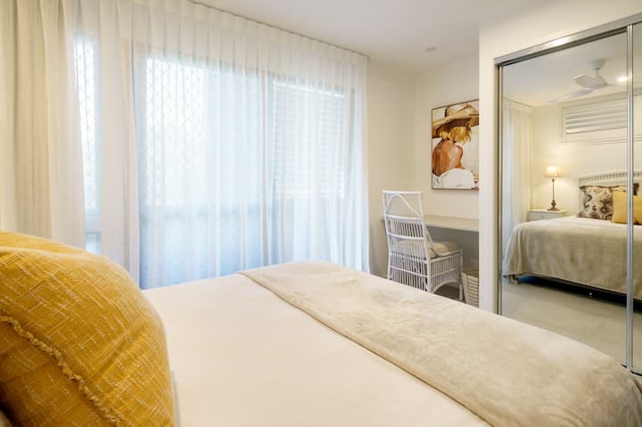 Një hapësirë e dedikuar pune është e disponueshme në dhomën e gjumit 3.