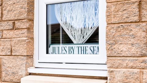 Popular Airbnb listing: Jules By The Sea Anstruther in Kilrenny