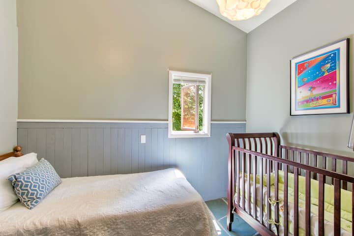 Bedroom #6 Twin and crib