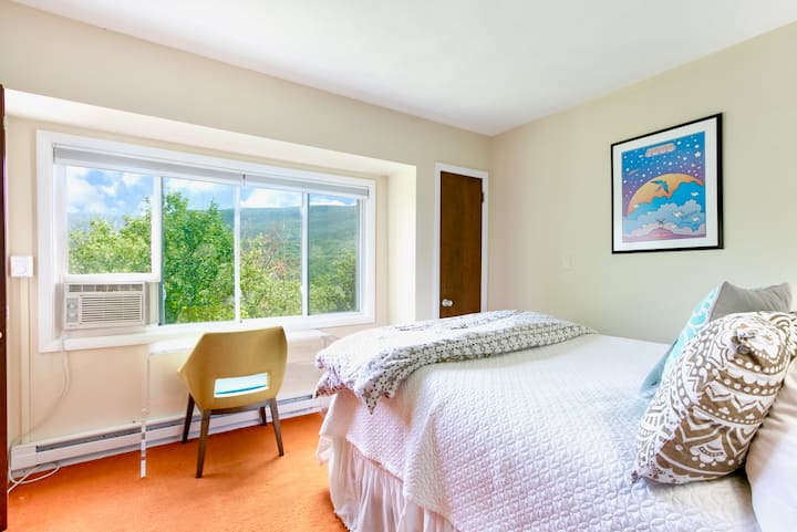 Bedroom #4  Queen Green_Mt_House_The_Wilburton