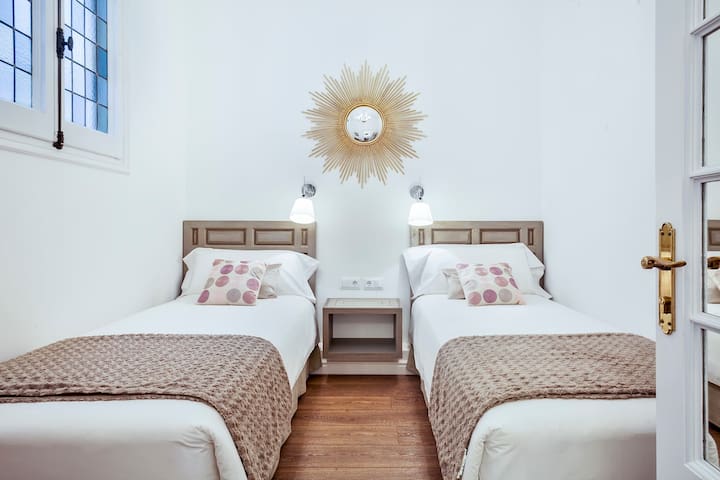 Casa Batlló | Paseo de Gracia – Luxury Historic 4B gallery image 3