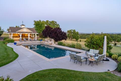 7BR/4BA (6000sf) Farmhouse & Barn on 5-acre