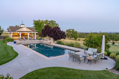 7BR/4BA (6000sf) Farmhouse & Barn on 5-acre
