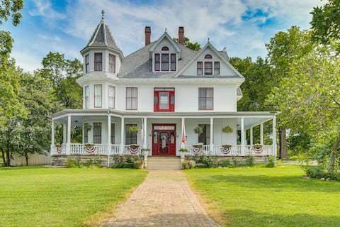 Creekfront Yellville Manor w/ Parlors & Fire Pit!