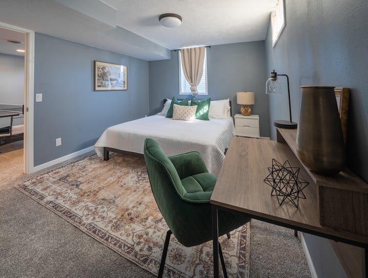 Dhoma e gjumit në katin e poshtëm ka një krevat dopio "king" dhe një tavolinë pune.