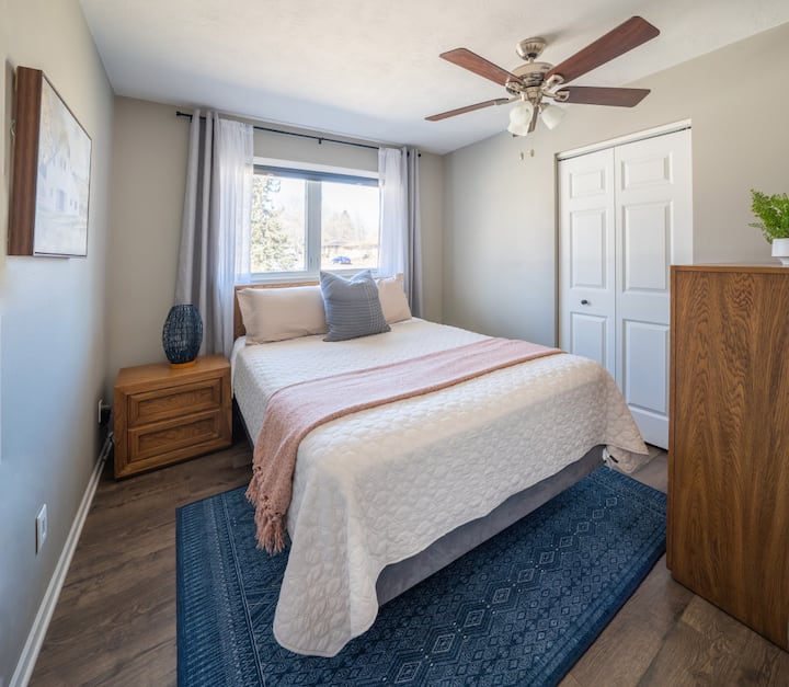 Krevat dopio "queen" në katin kryesor.