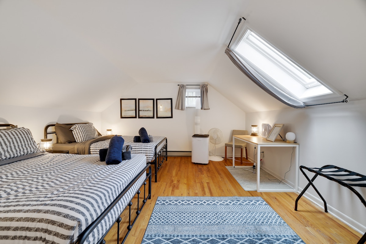 **Dormitorio #3* ¡Nuestro dormitorio completo de arriba con todo lo que tu familia necesita para una estancia sin estrés! Nuestro dormitorio cuenta con portaequipajes y percheros, así como una estación de trabajo privada para el trabajo a distancia o el uso personal.