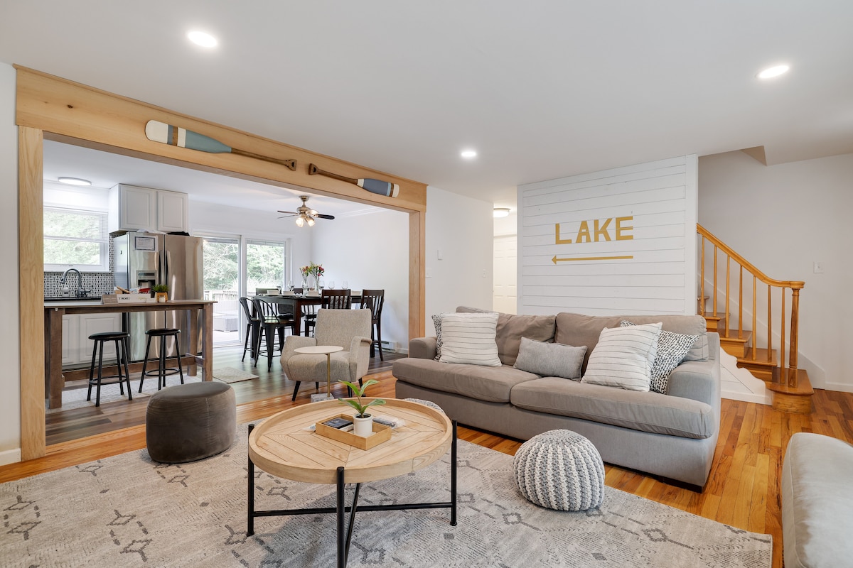 **Sala de estar ** Reúnete alrededor de la mesa de centro de la sala de estar para divertirte en familia con juegos de mesa, o simplemente relájate y relájate en nuestro cómodo encanto rústico de nuestra acogedora propiedad de alquiler.