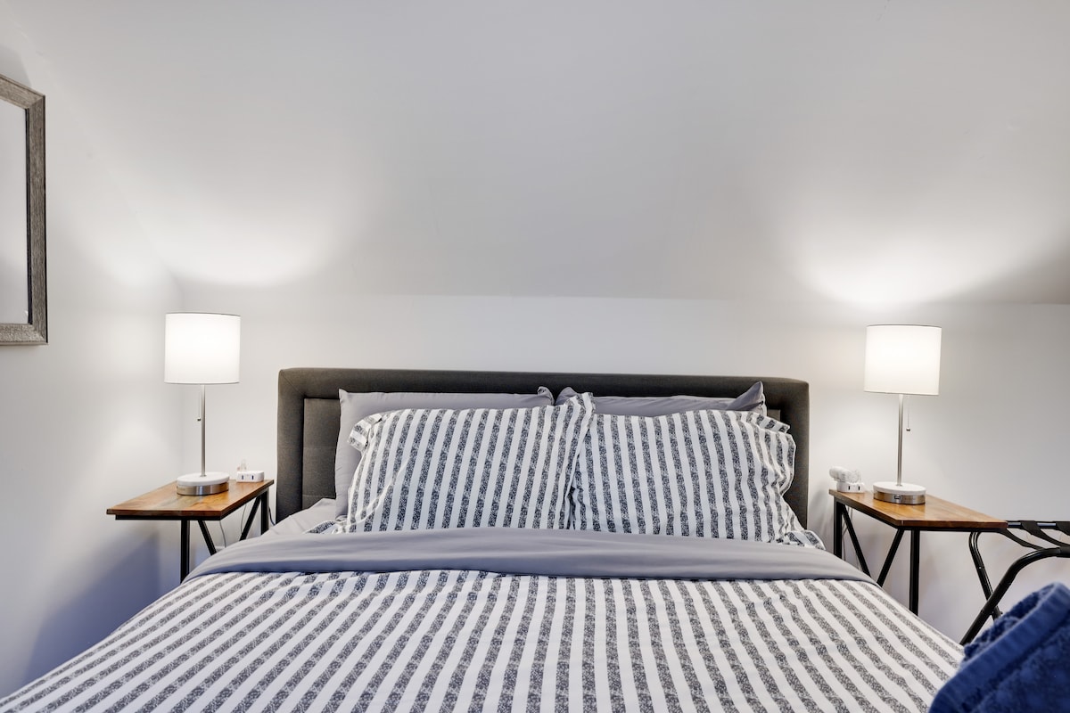 **Dormitorio#2** Un montón de espacio para acurrucarse o extenderse en la cómoda cama tamaño queen.