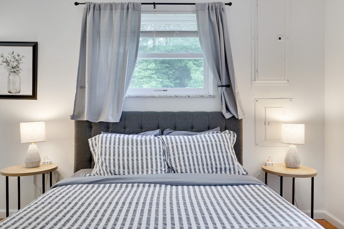 **Dormitorio 1 * * ¡Experimenta comodidad y conveniencia en nuestra habitación principal de la planta baja! Nuestra cama tamaño queen, la cómoda de seis cajones y la estación de trabajo privada proporcionan un amplio espacio para que tu familia descanse y recargue energías.