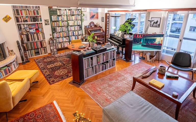 Chic 2BR Bright Penthouse with Open Wood Staircase gallery image 2