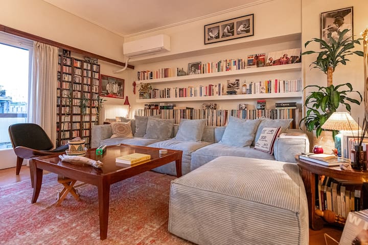 Chic 2BR Bright Penthouse with Open Wood Staircase