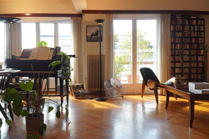 Chic 2BR Bright Penthouse with Open Wood Staircase gallery image 3