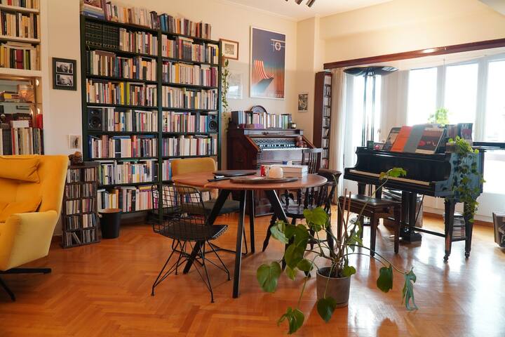 Chic 2BR Bright Penthouse with Open Wood Staircase gallery image 5