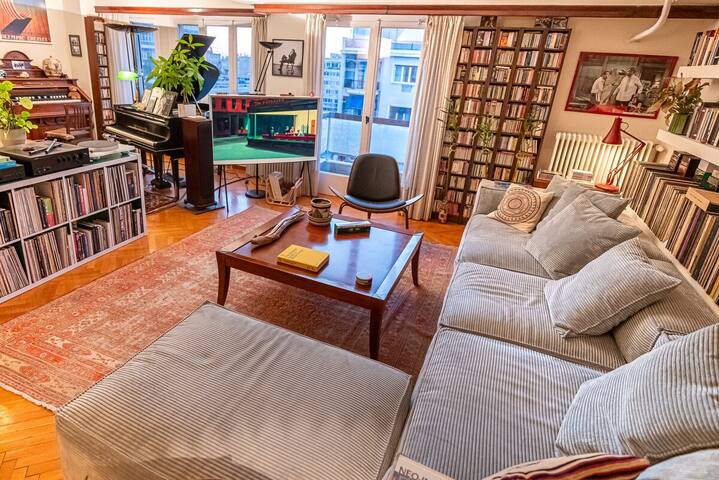 Chic 2BR Bright Penthouse with Open Wood Staircase gallery image 4