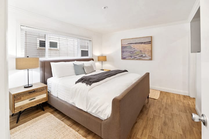 Chumba kikuu cha kulala kina kitanda cha kifahari cha ukubwa wa mfalme na bafu la ndani ya bafu la kuogea/beseni la kuogea