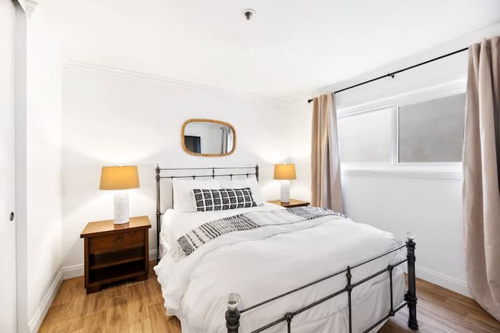 Chumba cha kulala cha mgeni upande wa kushoto kimewekwa kitanda kizuri cha ukubwa wa malkia