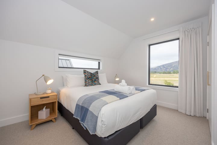 Letto con 2 letti queen-size al piano superiore.