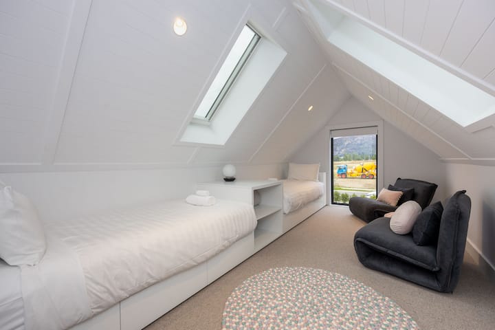 Letto a soppalco con 4 letti singoli sopra il garage