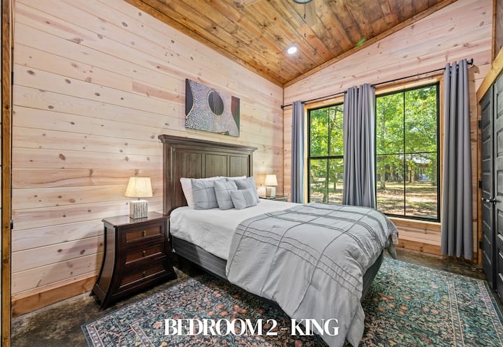 Dhoma e gjumit nr. 2: Krevat dopio "king" me nuanca të ngrohta dhe dritë natyrale.