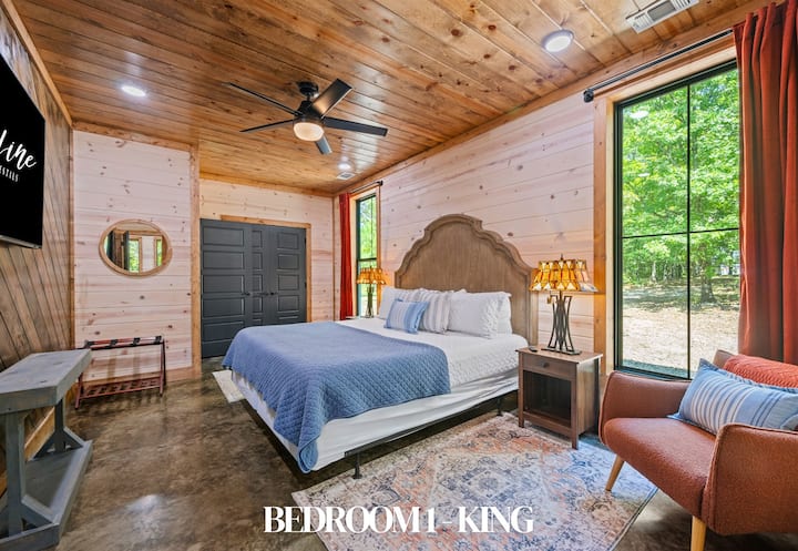 Dhoma e gjumit nr. 1: Krevat dopio "king" me shtroja të rehatshme dhe pamje nga pylli.