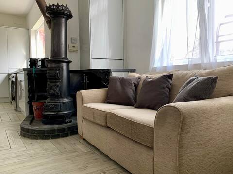 Spacious 6BR Family Home - Near Town & Parking