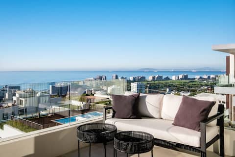 Luxurious Penthouse w/ Sweeping Views Sea Point Pe