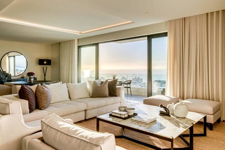 Luxurious Penthouse w/ Sweeping Views Sea Point Pe gallery image 2