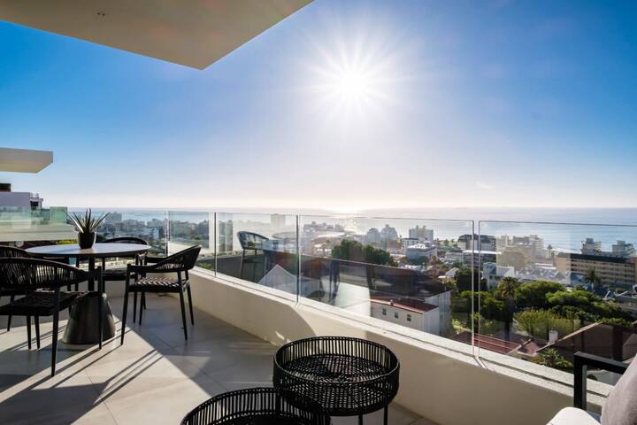 Luxurious Penthouse w/ Sweeping Views Sea Point Pe gallery image 5