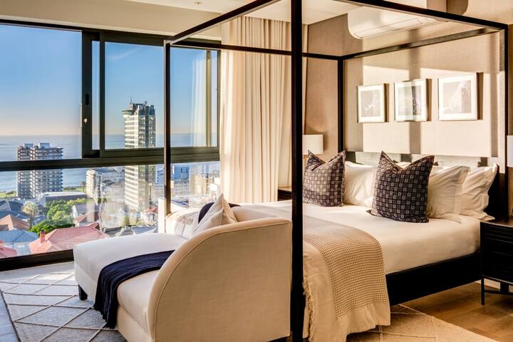 Luxurious Penthouse w/ Sweeping Views Sea Point Pe gallery image 4