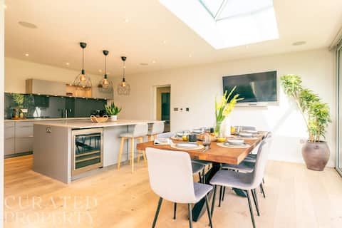 Luxury Home with Garden, Gym & Roof Terrace!