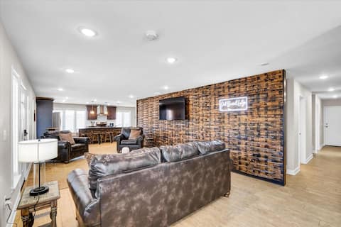 The Oak Barrel Lodge near Downtown Louisville