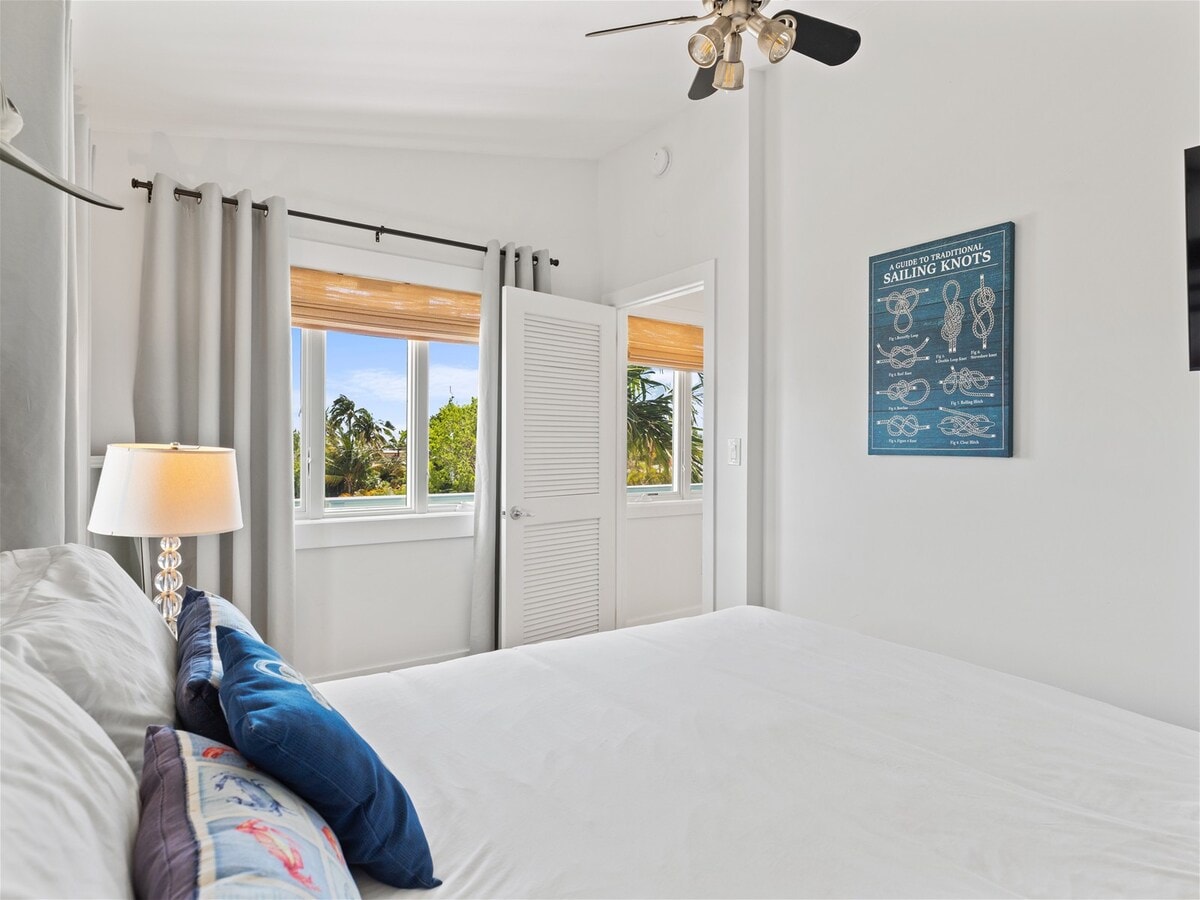 Starehe katika kitanda cha ukubwa wa malkia.