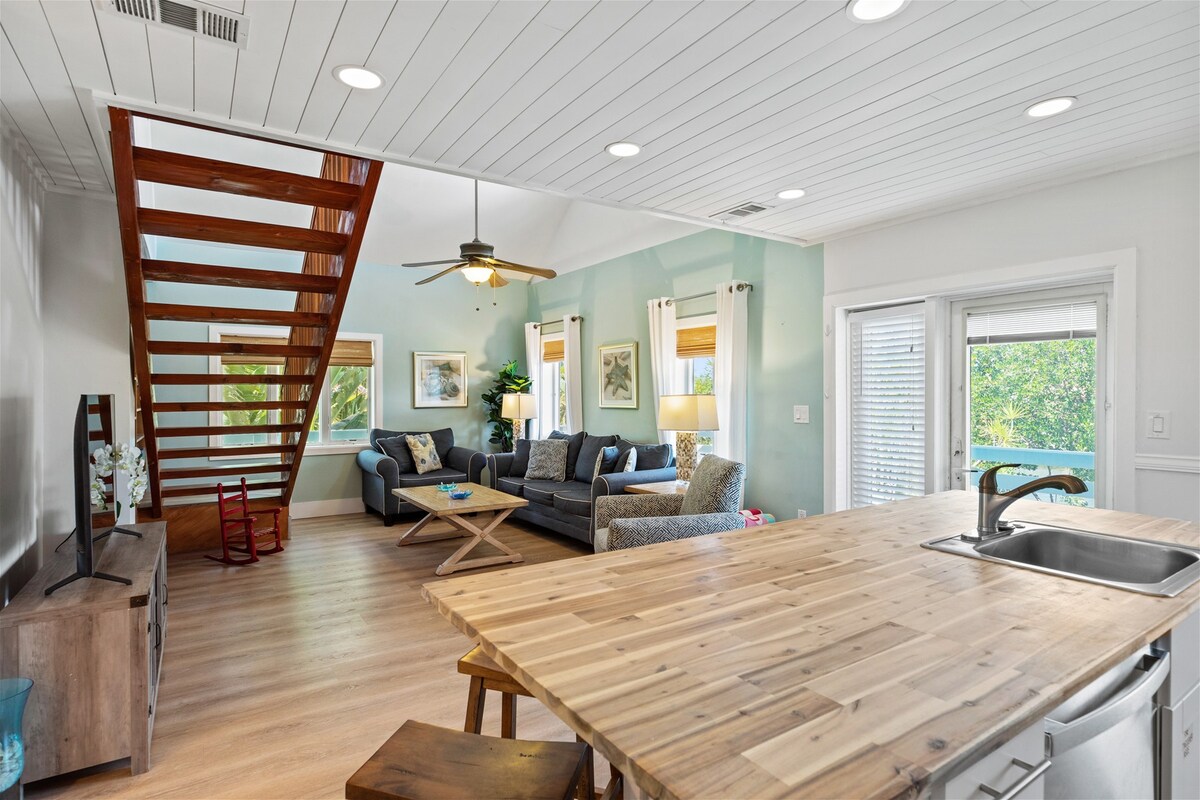 Fungua sebule inayotiririka jikoni — maisha rahisi, yenye upepo mkali.