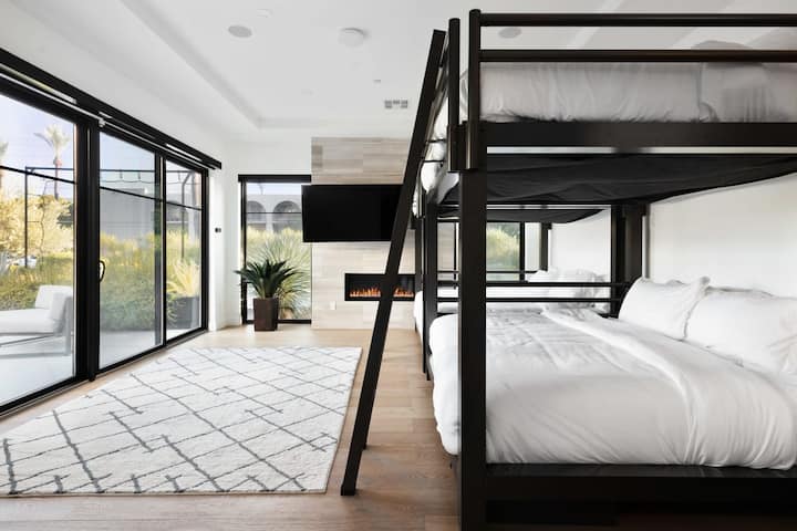 Dormitorio 5, 4 camas tamaño king, baño privado con dormitorio 6.